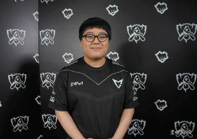 凭借连续的 凭借连续的